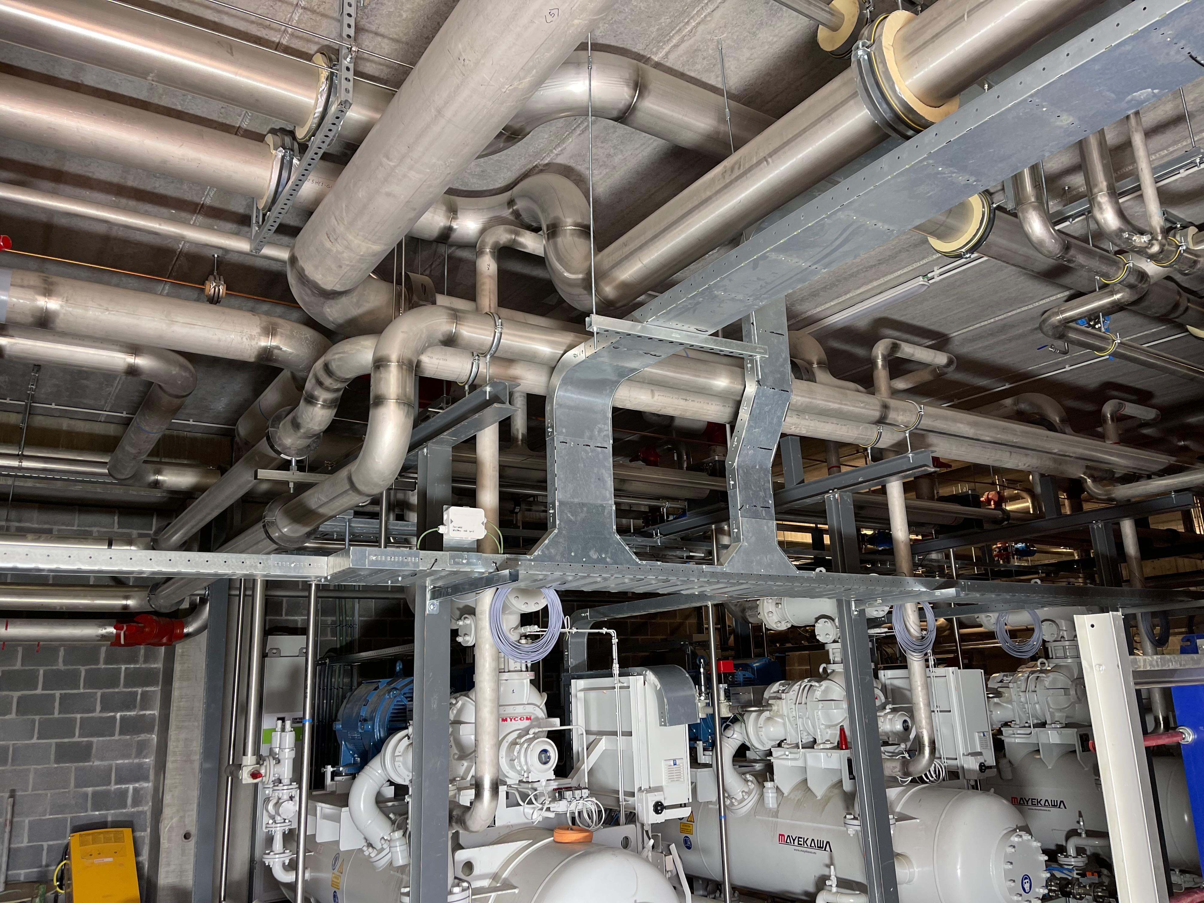 Interior de instalação de refrigeração industrial com compressores