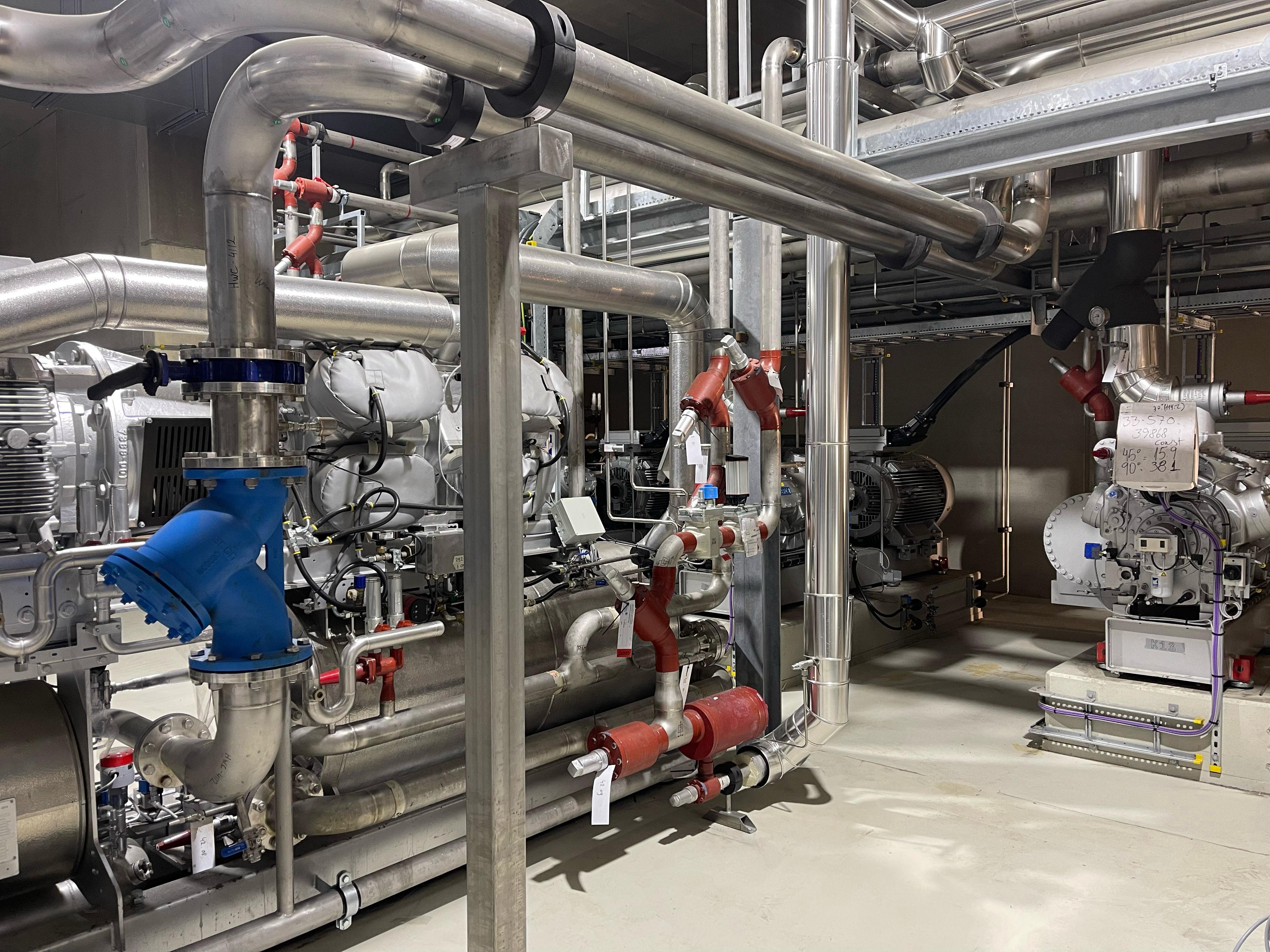 Sistema de tubagem industrial com válvulas de controle em aço inoxidável