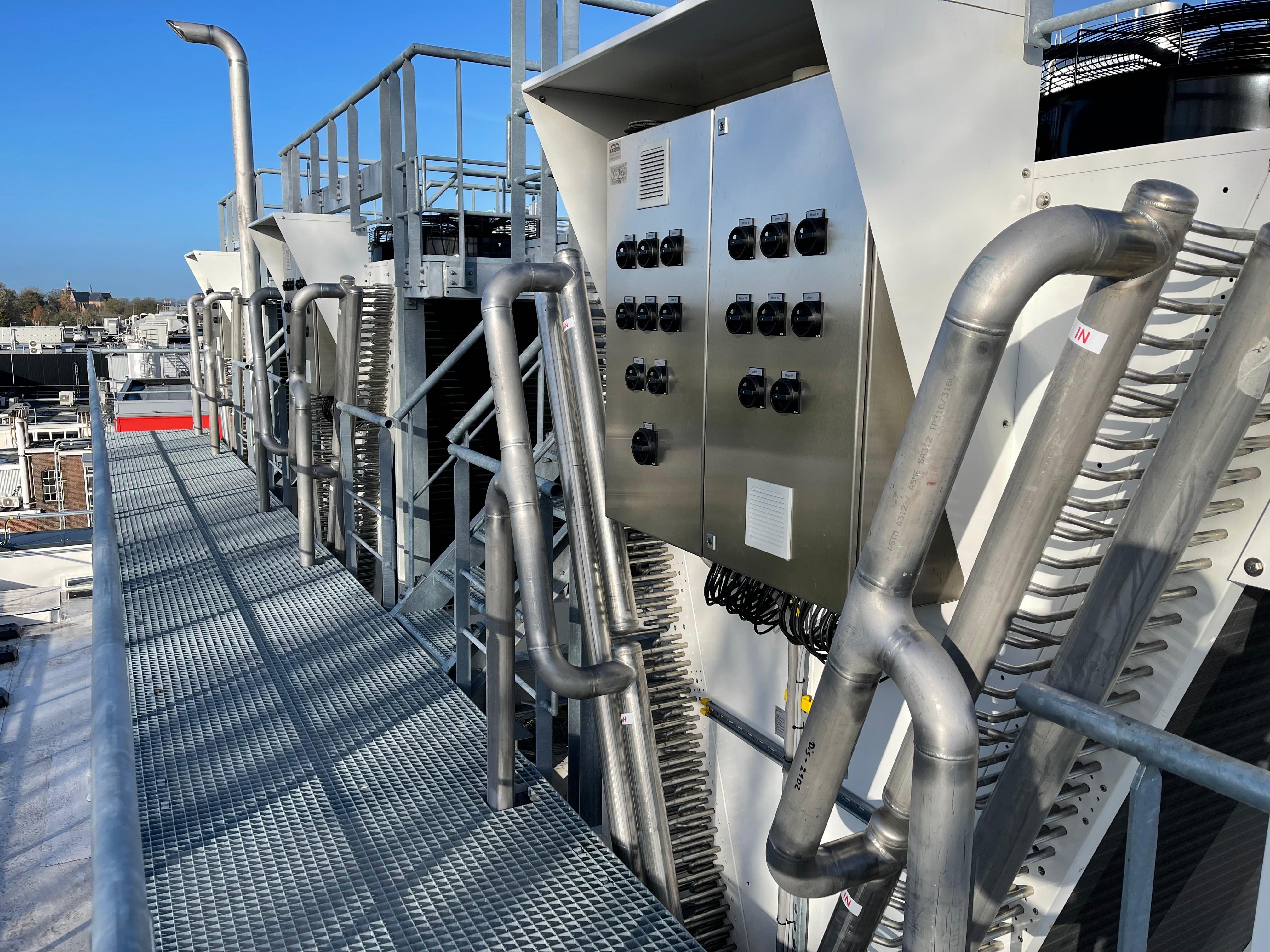 Painéis elétricos e tubagens em aço inoxidável em cobertura industrial