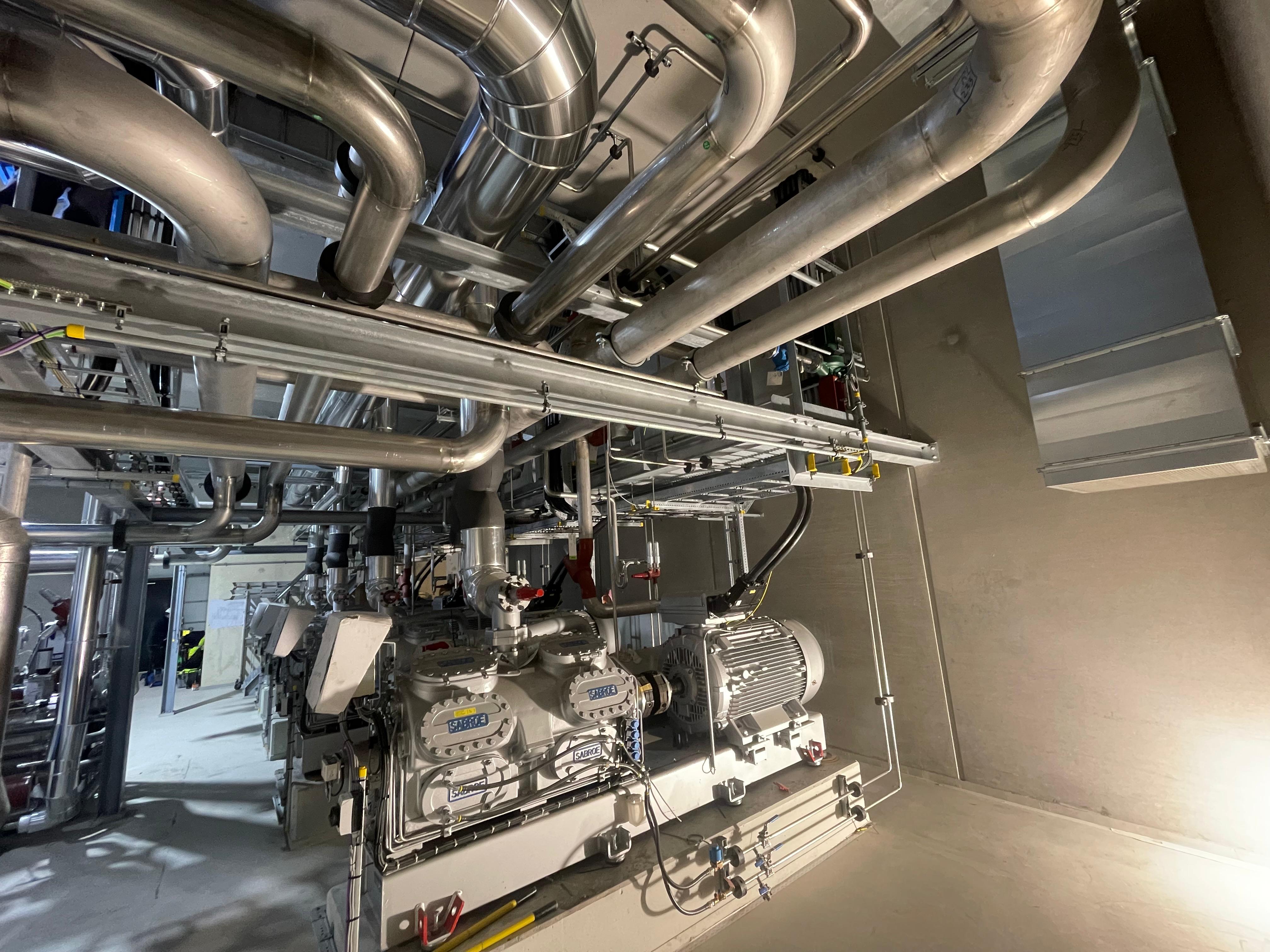 Montagem de tubagens em cobertura industrial — Wommelgem, Bélgica