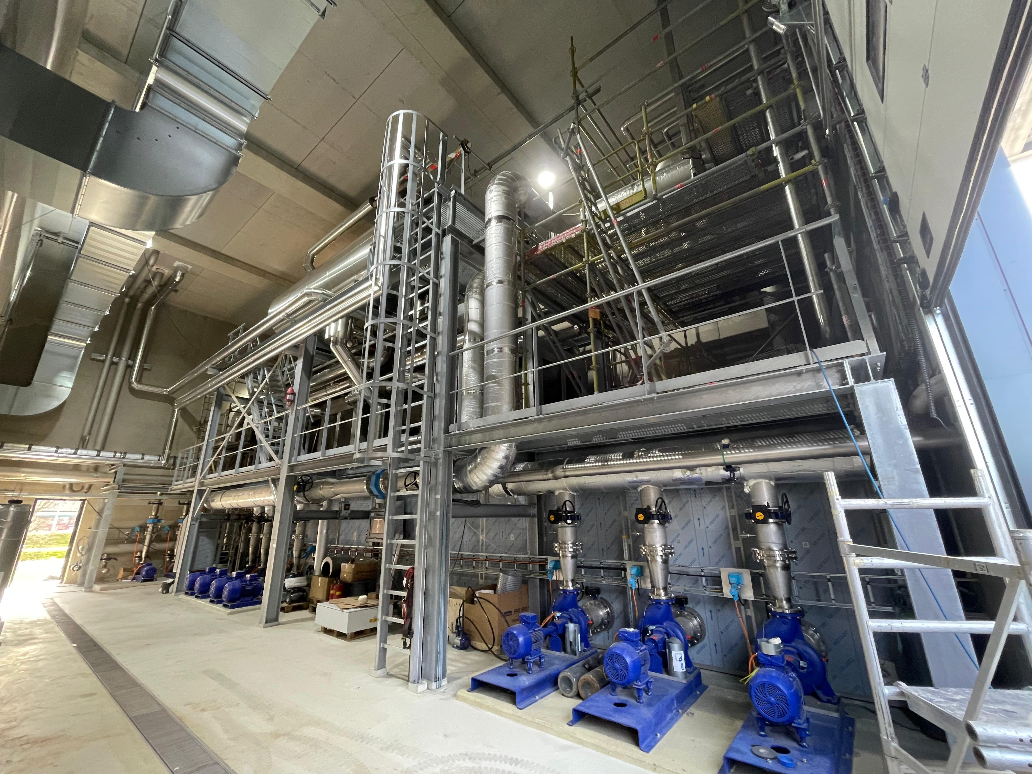 Instalação industrial de grande escala com múltiplos níveis e bombas